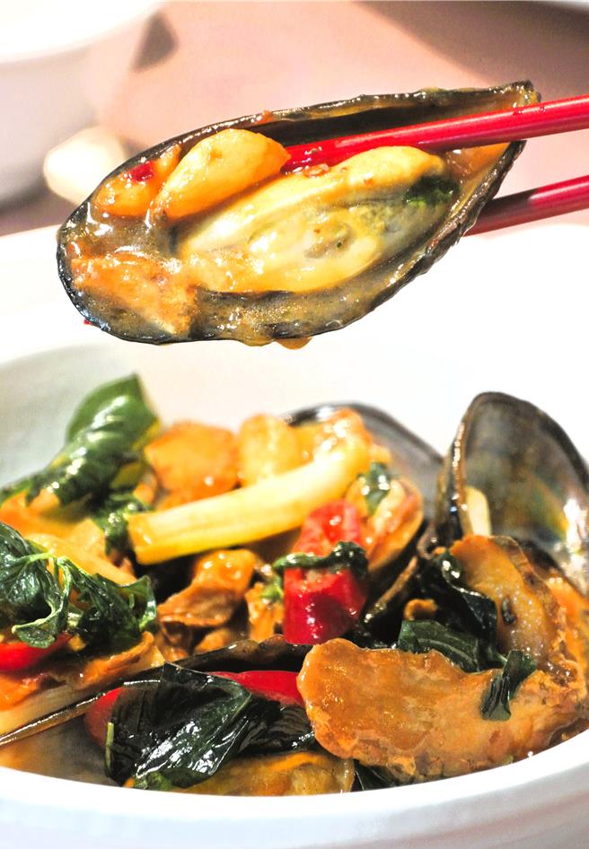 「塔香馬祖淡菜」採用當季新鮮肥美的馬祖淡菜，經典三杯料理方式，香味四溢。（陳韻萍攝）