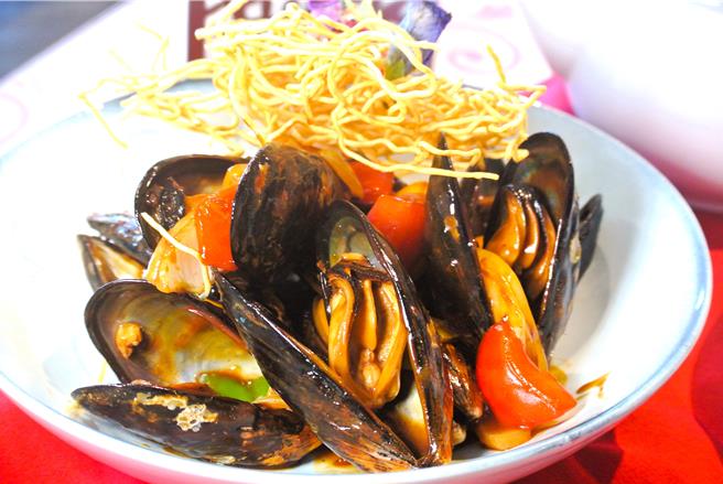 「豉椒馬祖淡菜」靈魂調料豆豉入鍋拌炒，與蒜、薑、馬祖淡菜完美結合，鹹中帶甜非常下飯。（陳韻萍攝）