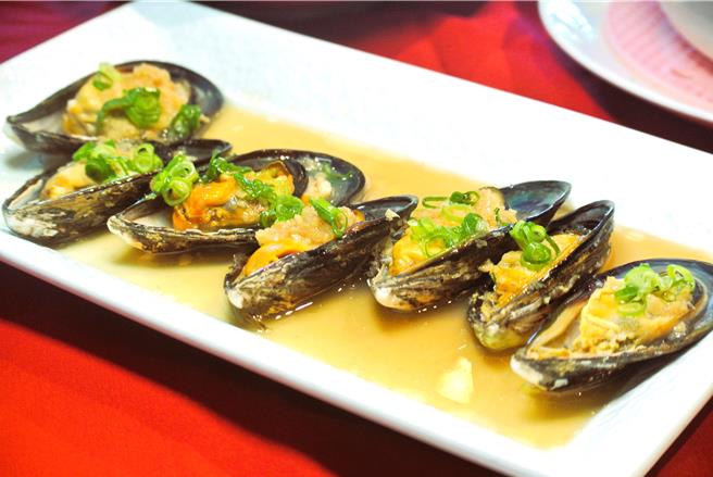 「金蒜甘露蒸淡菜」選用渾圓飽滿的黑金剛淡菜，搭配香濃的金蒜和甘露調味，淡菜的鮮甜被完美釋放，讓人一口難忘。（陳韻萍攝）