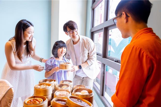 「阿基師觀海茶樓」開幕至今10多年，仍保留傳統的港點推車，連續5屆蟬聯「世界奢華餐廳」獎，「新北嚴選美食名店」等榮譽。（圖／福容大飯店淡水漁人碼頭）