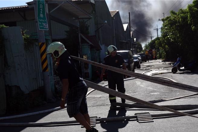 台北市士林区社子岛一处工厂6日午传出火警，警消获报到场扑救，工厂正全面燃烧，初步确认现场无人受困，工厂内存放有甲醇及酒精等易燃物，导致火势猛烈，浓烟蔽空。台北市消防局表示，6日1时14分获报，士林区延平北路八段2巷内一处工厂起火，虽派20辆消防车、3辆救护车、消防员79人到场扑救，火势仍不断扩大延烧至隔壁仓库，火势燃烧超过4小时。（邓博仁摄）