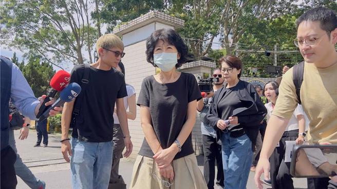 陳佩琪在黃珊珊陪同下，送書及會客菜到北所給柯文哲。（呂健豪攝）