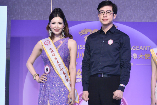 （左起）全球城市美業形象大使第一名袁健菊、全球城市小姐指定美容雕塑醫師邱浚彥。（中華全球城市選拔協會提供）
