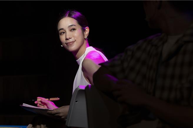  温貞菱詮釋具有「聽見男人心聲」超能力的女主角 。(故事工廠提供)