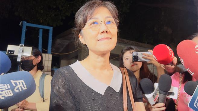 柯美兰面对媒体询问，几乎全程不发一语。（吕健豪摄）