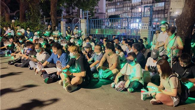 现场聚集上百名小草以静坐方式力挺柯文哲。（吕健豪摄）