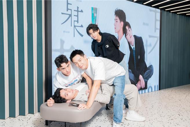 「雙廷CP」陳彥廷、蔡振廷與鍾岳軒，戲外玩起床咚三角戀。（影集《某某》劇組提供） 