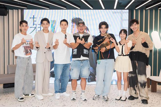 蔡振廷(左起)、鍾岳軒、陳彥廷、導演柳廣輝、曾向鎮、邵弈玫、黃丞邦。（影集《某某》劇組提供）