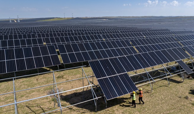 虽然西方国家批评中国绿能产品产能过剩，但学术界认为中国绿能产品应积极拓展包含非洲市场，非洲也迫切需要改善电力紧缺的现状。（图／新华社）