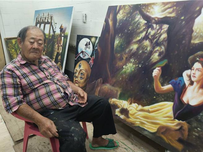 國寶級電影看板畫師顏振發目前進駐藍晒圖文創園區專心創作，一圓辦畫展的夢想。（曹婷婷攝）