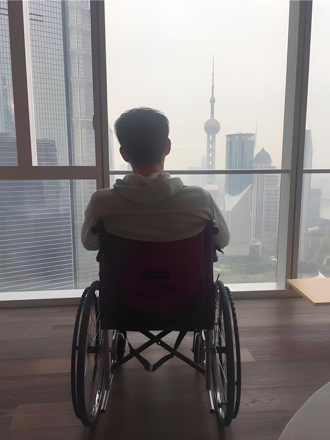 李程彬曾因車禍受傷坐輪椅代步 。(東旭九翔娛樂提供)