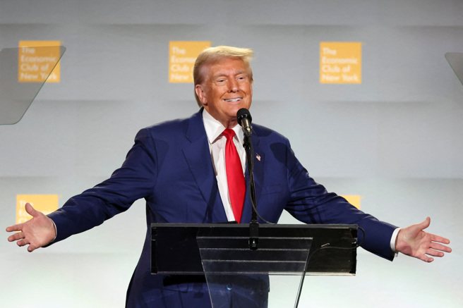 2024年9月5日，共和党总统候选人、美国前总统川普于在美国纽约市纽约经济俱乐部发表演说时做手势。（路透社）