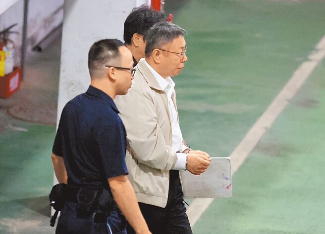 京華城案，台北地方法院5日重開羈押庭，裁定前台北市長、民眾黨主席柯文哲（中）羈押禁見，柯戴手銬在法警戒護下走向囚車。（資料照/姚志平攝）