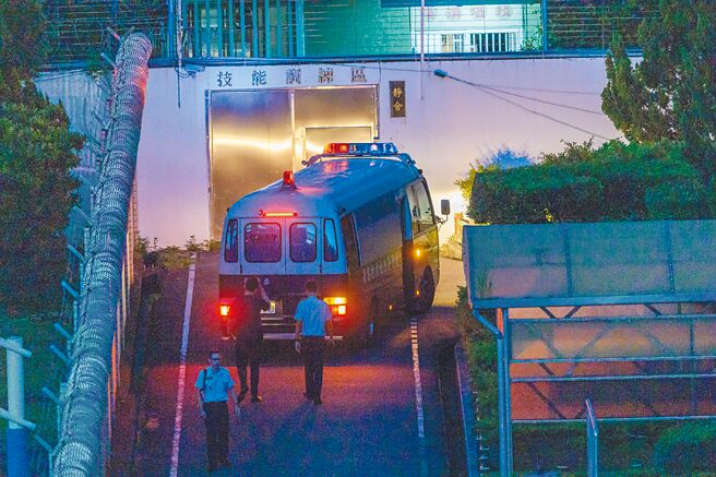羁押柯文哲囚车5日18时30分抵达台北看守所，所方不仅关闭走廊灯光，还引导在隐蔽地下车，并未从大门进入。（郭吉铨摄）
