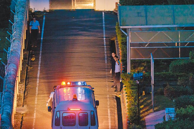 民眾黨主席柯文哲5日遭羈押禁見，囚車晚間6點半駛入台北看守所。（資料照/郭吉銓攝）