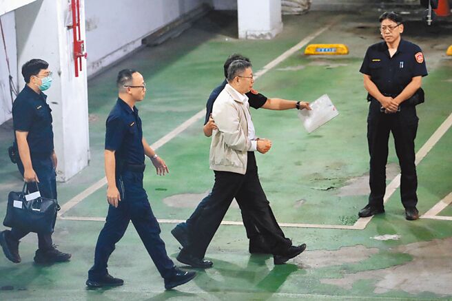前台北市長柯文哲（右二）5日因京華城案遭收押，下午5時50分被上銬押上囚車移送台北看守所。（黃世麒攝）
