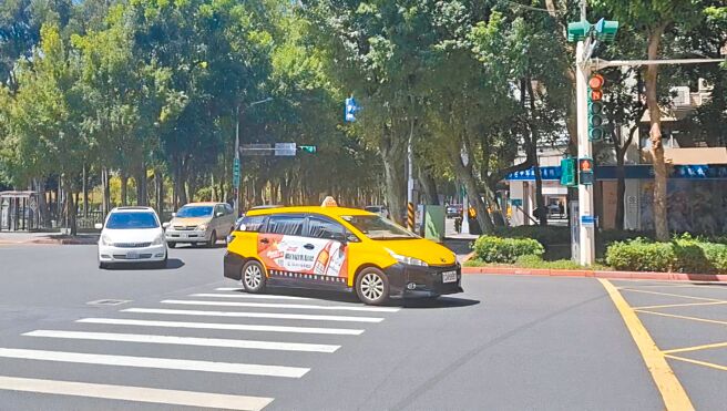 有身心障礙民眾向北市議員闕枚莎陳情，愛心敬老卡折抵搭乘計程車費用每趟最多僅65元，希望能再增加。（温予菱攝）