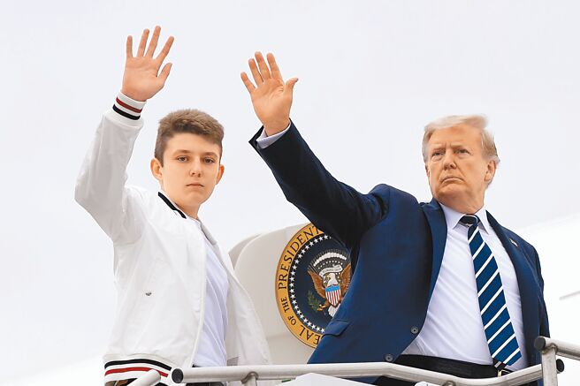 美前总统川普（右）的三子拜伦（左）上大学，其身高受瞩目。（美联社）