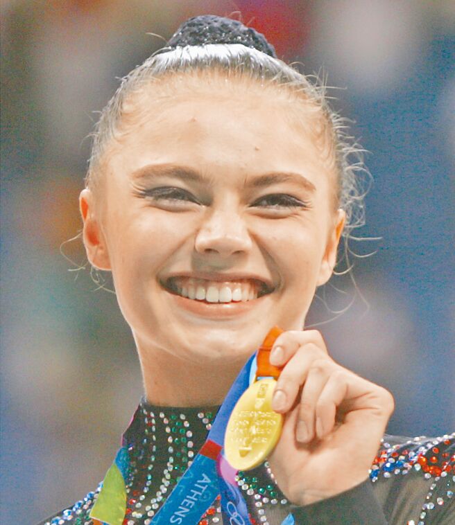 俄前奥运体操选手卡巴耶娃生普丁2爱子，保母全天伺候。（美联社）