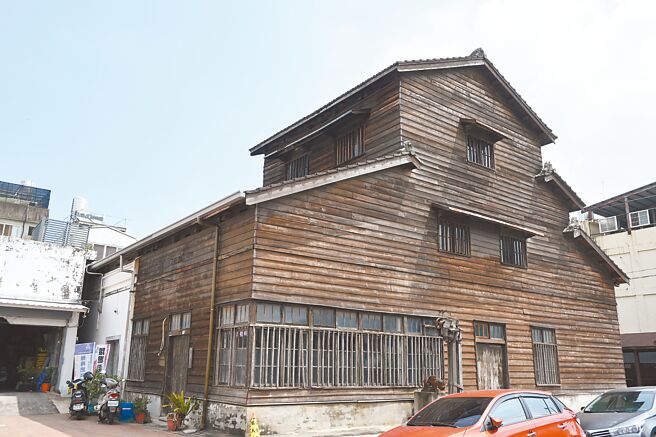 長年閒置的台中市歷史建築「石岡穀倉」，市府盼委外經營活化，今年8月初第3次對外招標，9月4日開標因乏人問津3度流標。（李京昇攝）