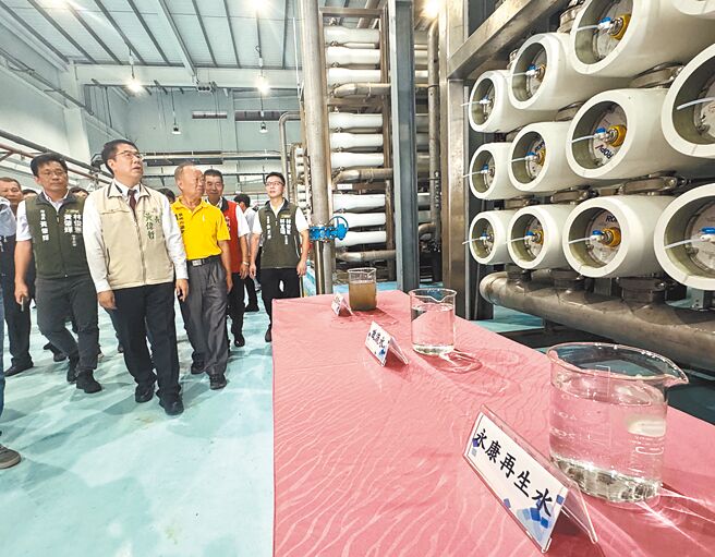 台南永康再生水廠5日舉行第2期通水典禮，台南市長黃偉哲（左二）肯定工程提早達標，讓高科技產業製程獲得穩定供水。（曹婷婷攝）