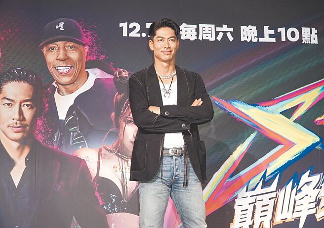 AKIRA 5日以黑白配帅气出席记者会。（罗永铭摄）