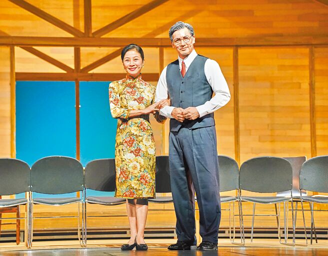 方文琳（左）、伊正在舞台劇《時光の手箱：我的阿爸和卡桑》飾演夫妻，5日出席總彩排。（財團法人影想文化藝術基金會提供）