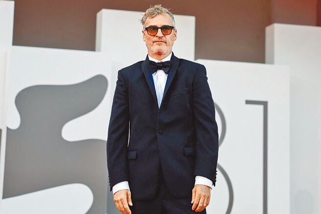 瓦昆菲尼克斯为主演《小丑：双重疯狂》现身威尼斯影展，分享幕后拍摄故事。（路透）