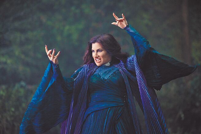 凱薩琳哈恩在《阿嘉莎：無所不在》中飾演能力強大的女巫。（Disney+提供）