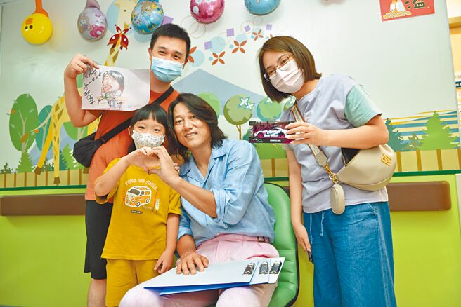 「韩哥」姜成镐（右二）为即将接受手术的小妹妹打气，并送上签名小汽车。（马偕医院提供）