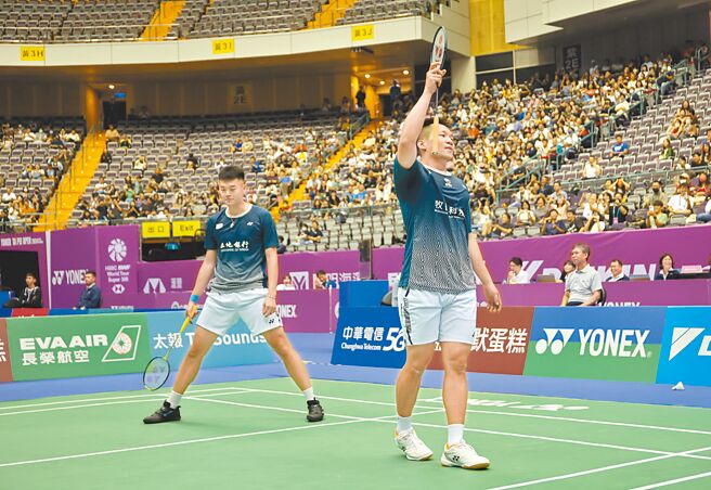 李洋（右）與王齊麟在台北公開賽男雙16強意外落馬，向台北小巨蛋的觀眾揮手致意。（中華羽協提供）