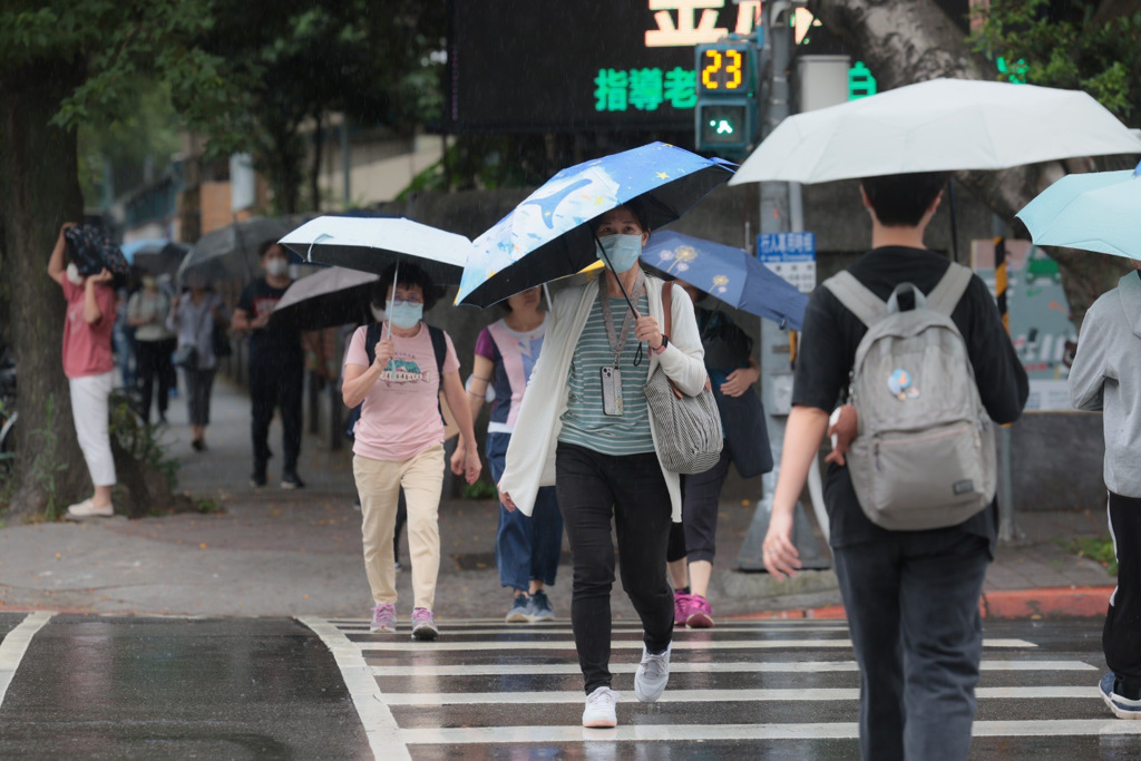 全台炸雨轉涼！下周低壓環流通過 後面還有擾動發展