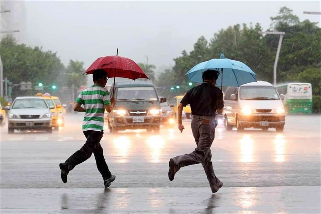 越晚雨越大！13縣市豪大雨特報 台中機場暫停作業航班延誤