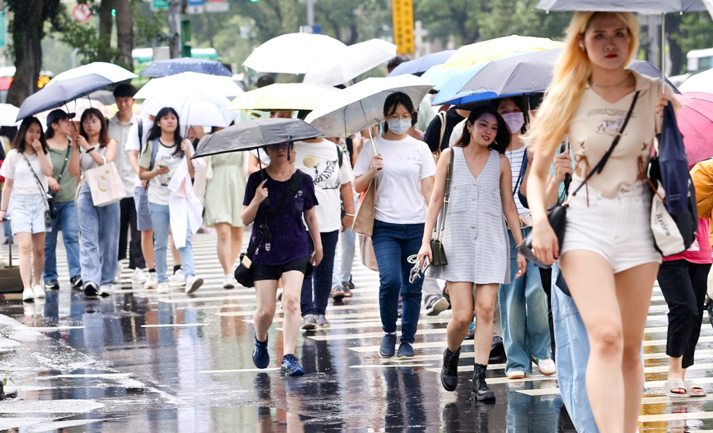 低氣壓迫近台灣！中南部雨下整天 下周起雨彈猛砸北部