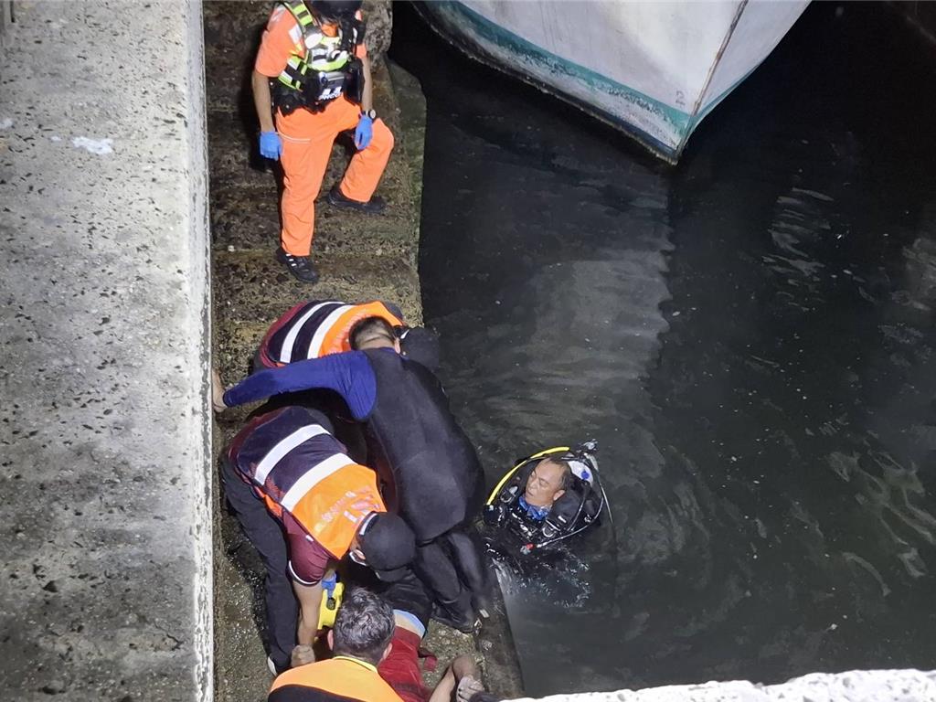 澎湖老船長跳船登岸失足落海 搜救5小時後尋獲遺體