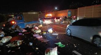 国1永康段自撞护栏 地瓜掉满路面！后车煞车不及酿追撞