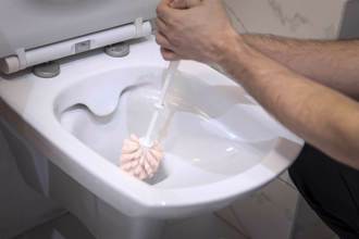 馬桶卡一圈尿垢 內行推爆清潔神物：免刷秒變亮白