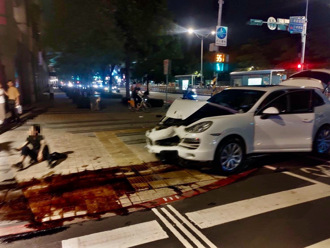 保時捷衝上人行道連環撞 機車騎士骨折1寵物狗重傷