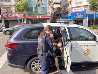 帕金森氏症老翁渾身顫抖 中壢警暖心扶持送返家
