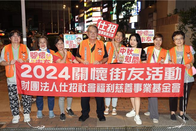 華人三大節日的中秋節將至，為溫暖孤獨無依的街友，仕招社會福利慈善事業基金會志工6日晚間至7日凌晨前往台北車站周邊關懷街友，並致贈中秋節禮金。（杜宜諳攝）