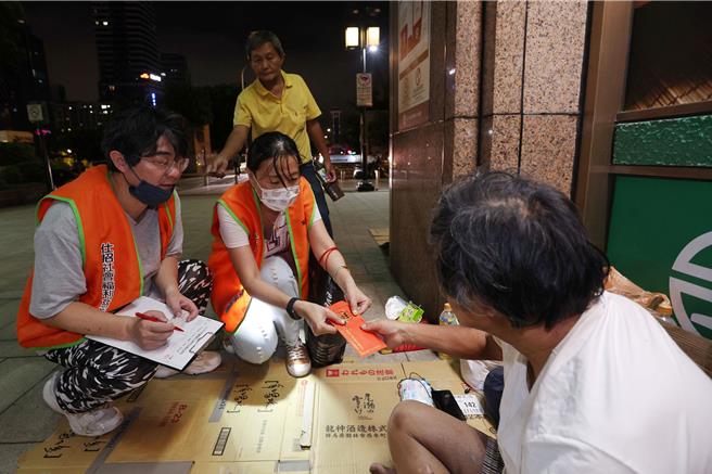華人三大節日的中秋節將至，為溫暖孤獨無依的街友，仕招社會福利慈善事業基金會志工6日晚間至7日凌晨前往台北車站周邊關懷街友，並致贈中秋節禮金。（杜宜諳攝）