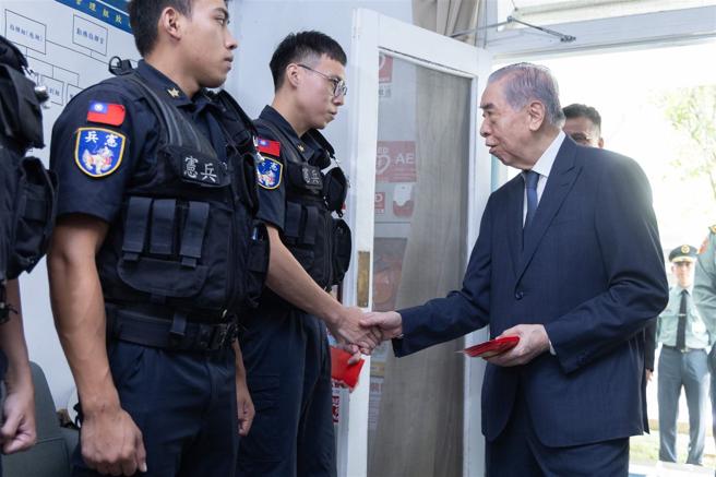  中华民国军人之友社荣誉理事长李栋梁前往桃园头寮、慈湖陵寝实施敬军慰问，感谢官兵坚守岗位辛劳。（记者陈怡璇摄）