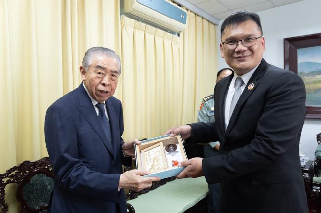  后备指挥部桃园管理组官兵致赠纪念相框，感谢李栋梁传递社会支持。（记者陈怡璇摄）