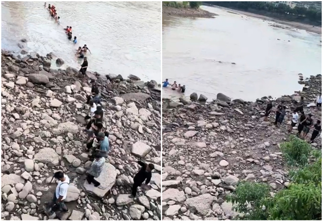 上百亲友自发性搭起人桥拦河搜救，画面相当感人。（图／摄自 微博）