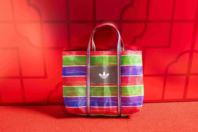adidas Originals三叶草原创復古之夜惊喜抽奖礼，復古三叶草茄子袋。（adidas Originals提供）