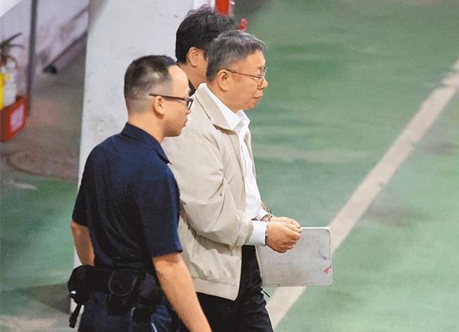 前台北市长、民眾党主席柯文哲（中）涉及京华城弊案，台北地方法院5日重开羁押庭，裁定羁押禁见。（姚志平摄）