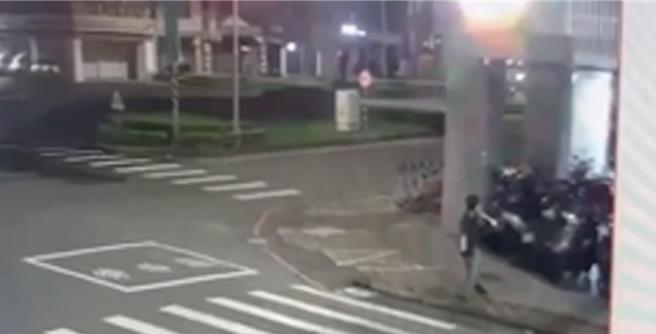 监视器拍下谢男朝民进党高雄市党部丢鸡蛋。（翻摄照片／高雄洪靖宜传真）