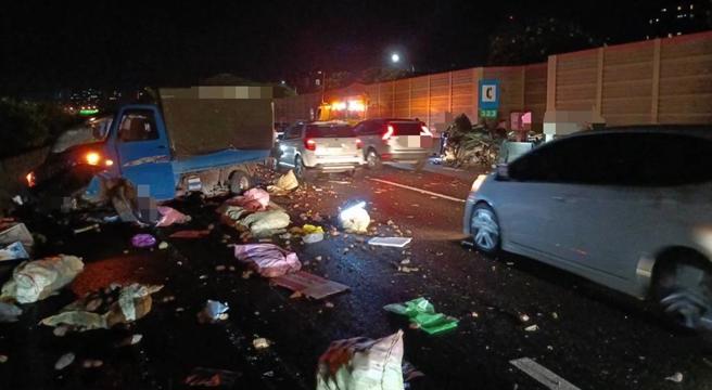 國道一號永康路段深夜發生一起小貨車自撞又遭追撞事故，車上地瓜等物品掉落一地。（國道警方提供／曹婷婷台南傳真）