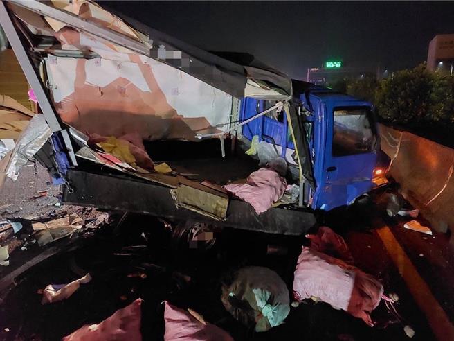 國道一號永康路段深夜發生一起小貨車自撞又遭追撞事故，車上地瓜等物品掉落一地。（國道警方提供／曹婷婷台南傳真）
