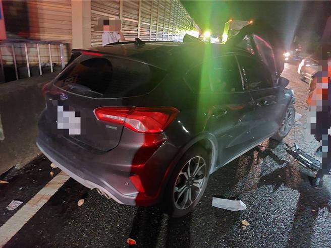 後方追撞小貨車的自小客車，車頭撞爛。（國道警方提供／曹婷婷台南傳真）